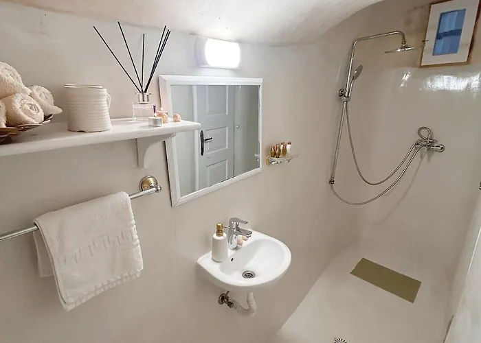 Kalleni Santorini Emporio (Santorini)