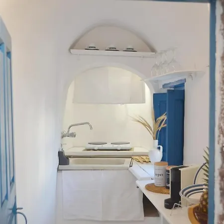 Kalleni Santorini Emporio (Santorini)