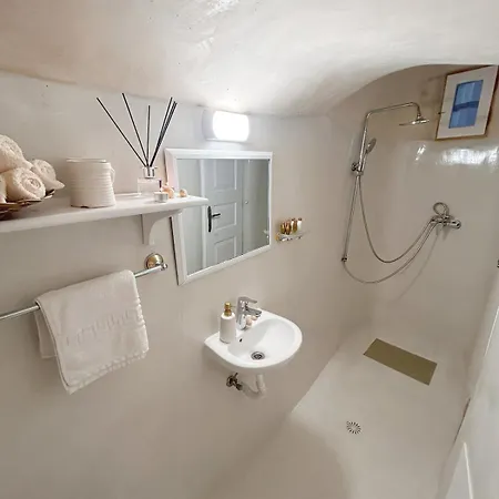 Kalleni Santorini Emporio (Santorini)
