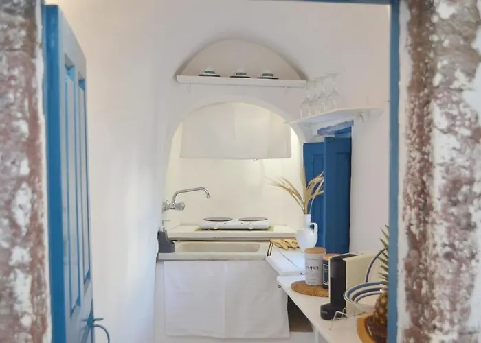 Kalleni Santorini Emporio (Santorini)
