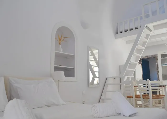 Kalleni Santorini Emporio (Santorini)