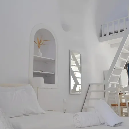 Kalleni Santorini Emporio (Santorini)