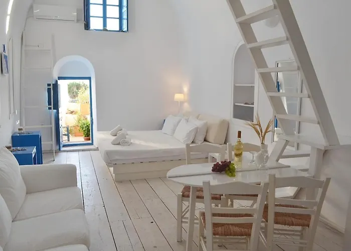 Kalleni Santorini Emporio (Santorini)